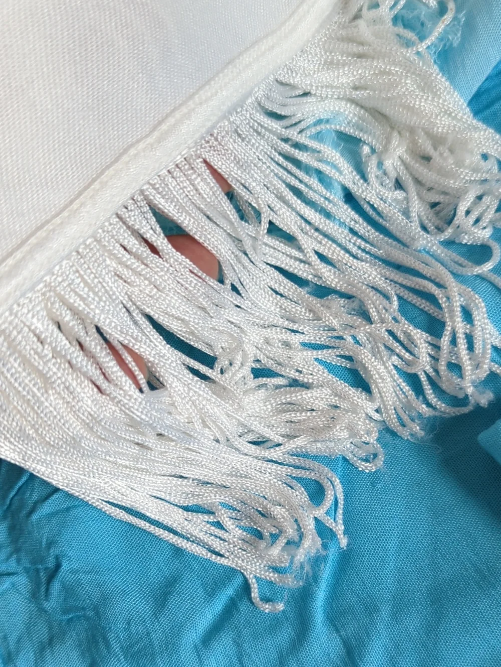 💙 🤍 Bundle: White Scarf With Heavy Fringe + Ombre Blue White Pario Sarong